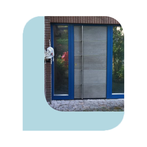 Haustür mit blauen Rahmen